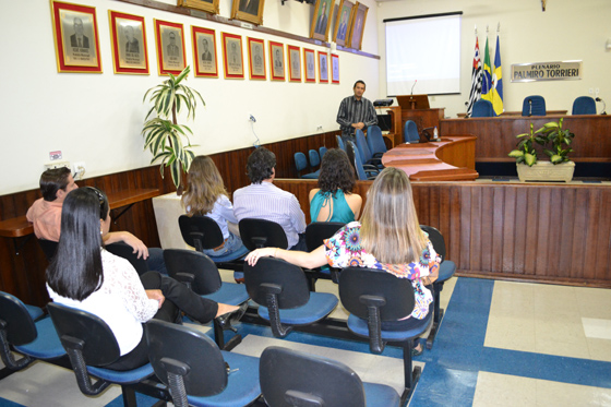 Profissionais, que compareceram à reunião do dia 4, atentos às explicações sobre regularização de inscrição municipal